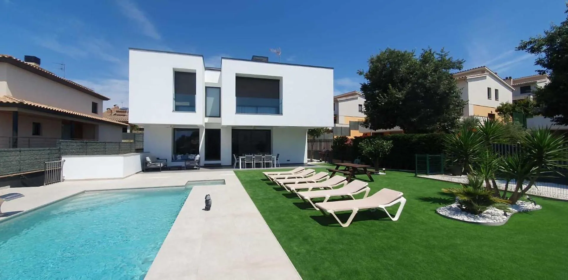 Villa Costa Brava Suites 
